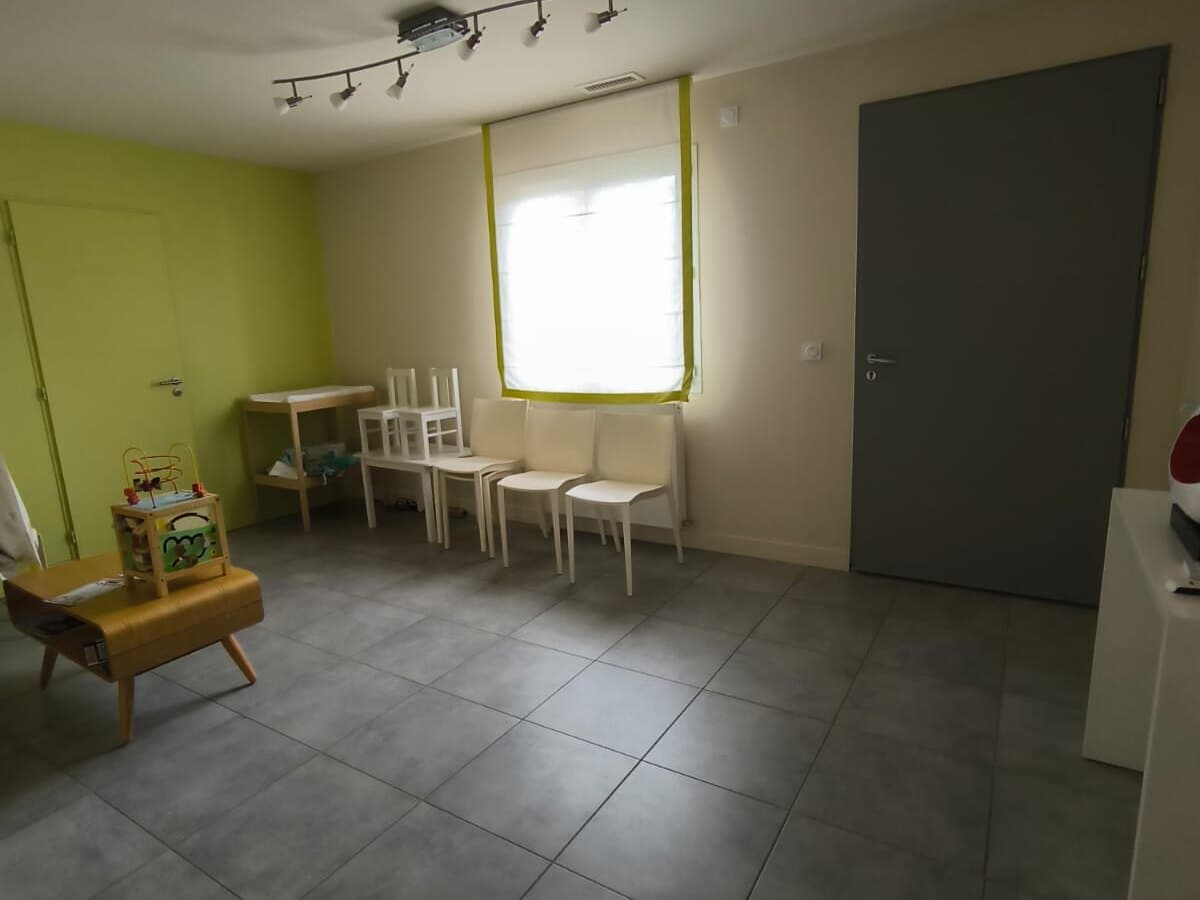 Salle d’attente du cabinet d’ostéopathie de Saint-Jean, avec coin enfants