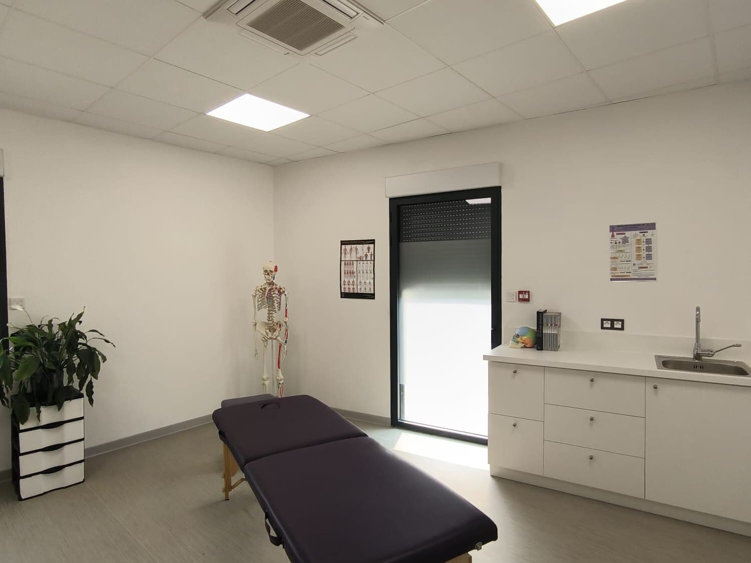 Salle de soin du cabinet d’ostéopathie de Villaudric, avec table de traitement